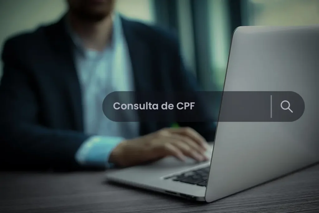 Homem de palitó operando computador cinza com uma mão só. No centro da imagem um campo de busca e a frase "Consulta de CPF"
