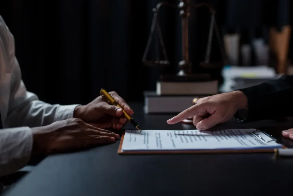 pessoas com um documento na mão sobre a mesa
